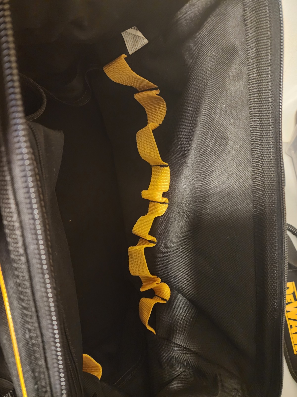 EUC DeWalt DG5528 18″ Closed Top Tool Bag Ballistic Poly Heavy Duty 33 Pockets