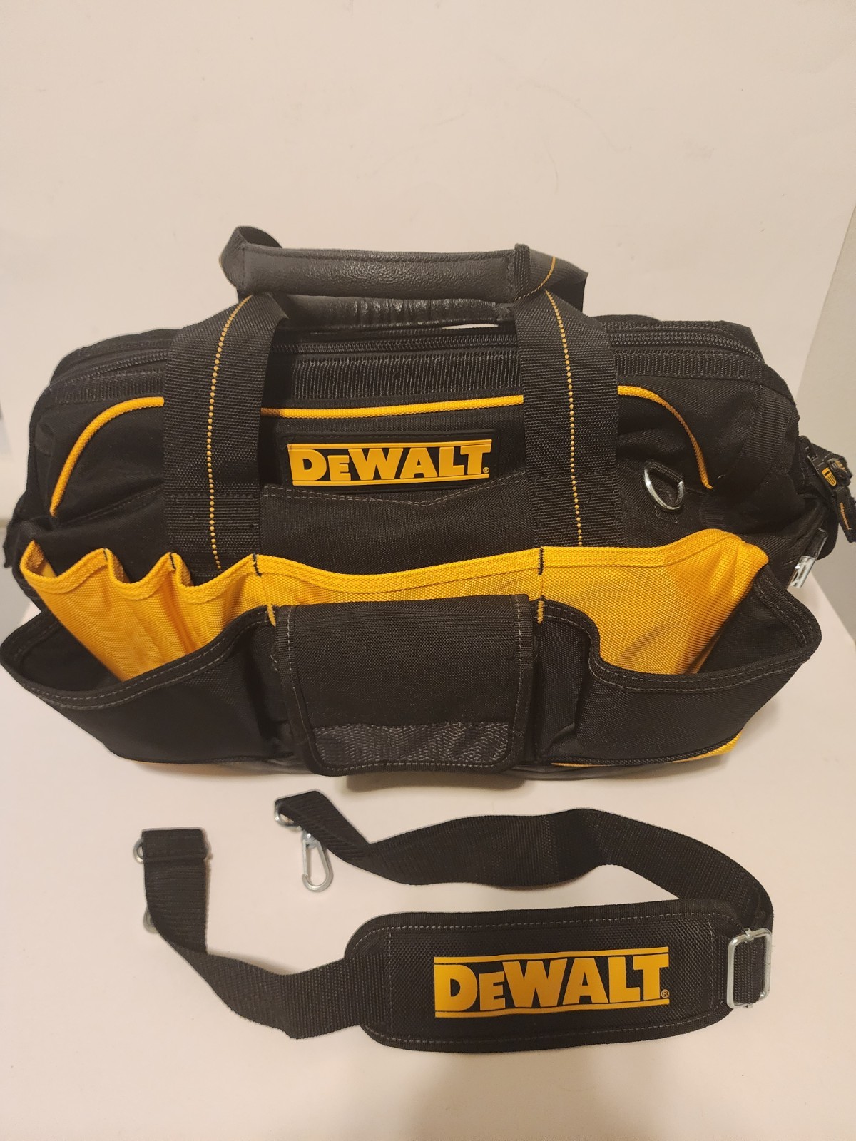 EUC DeWalt DG5528 18″ Closed Top Tool Bag Ballistic Poly Heavy Duty 33 Pockets