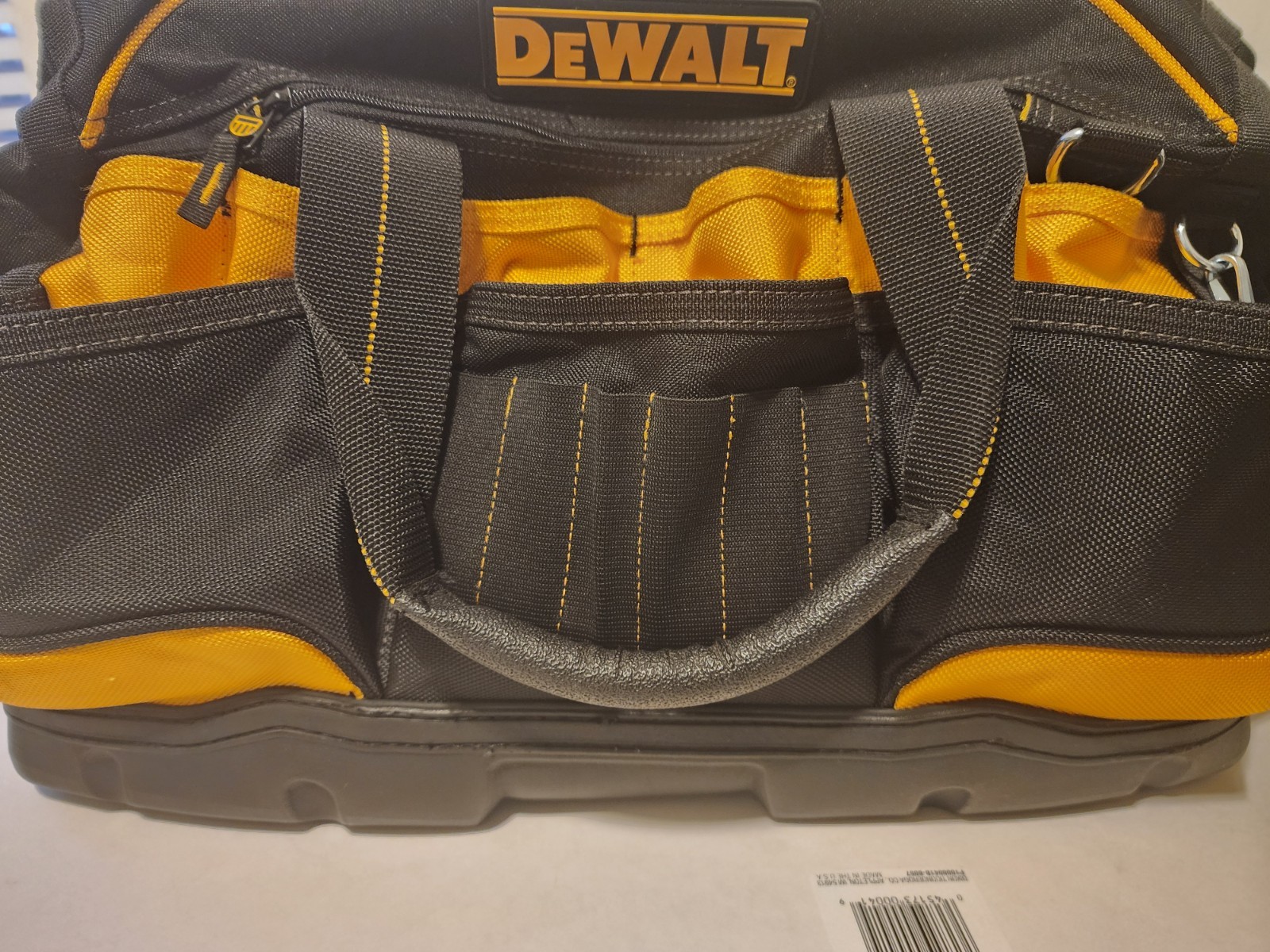 EUC DeWalt DG5528 18″ Closed Top Tool Bag Ballistic Poly Heavy Duty 33 Pockets