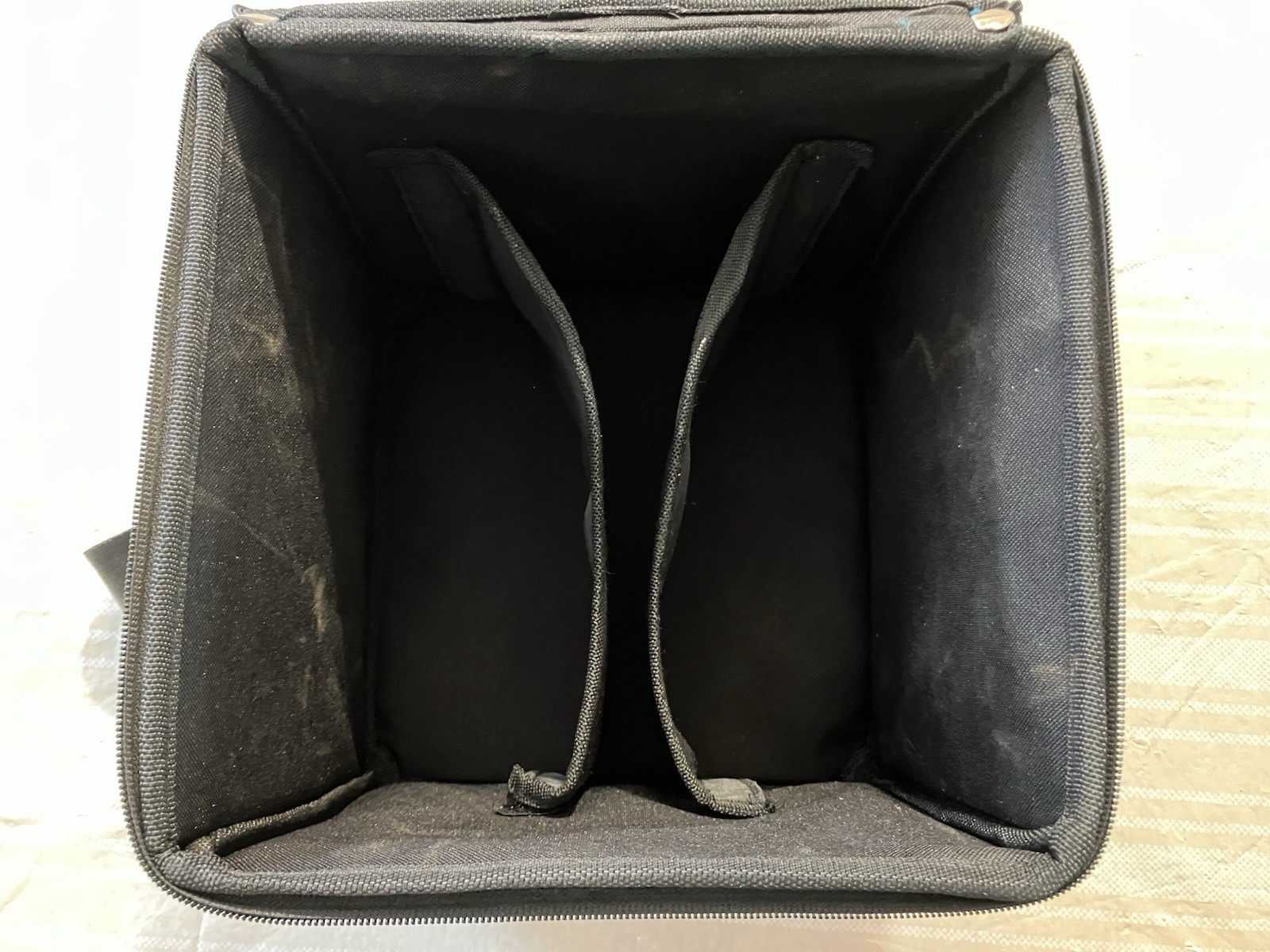 Makita 10″ Square Lithium-Ion Storage/Carry bag with Shoulder Strap and Dividers