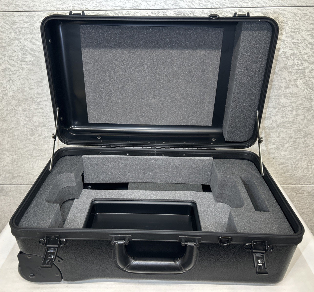 Heavy Duty Chicago Case Company Black Travel Case On Wheels-Excellent