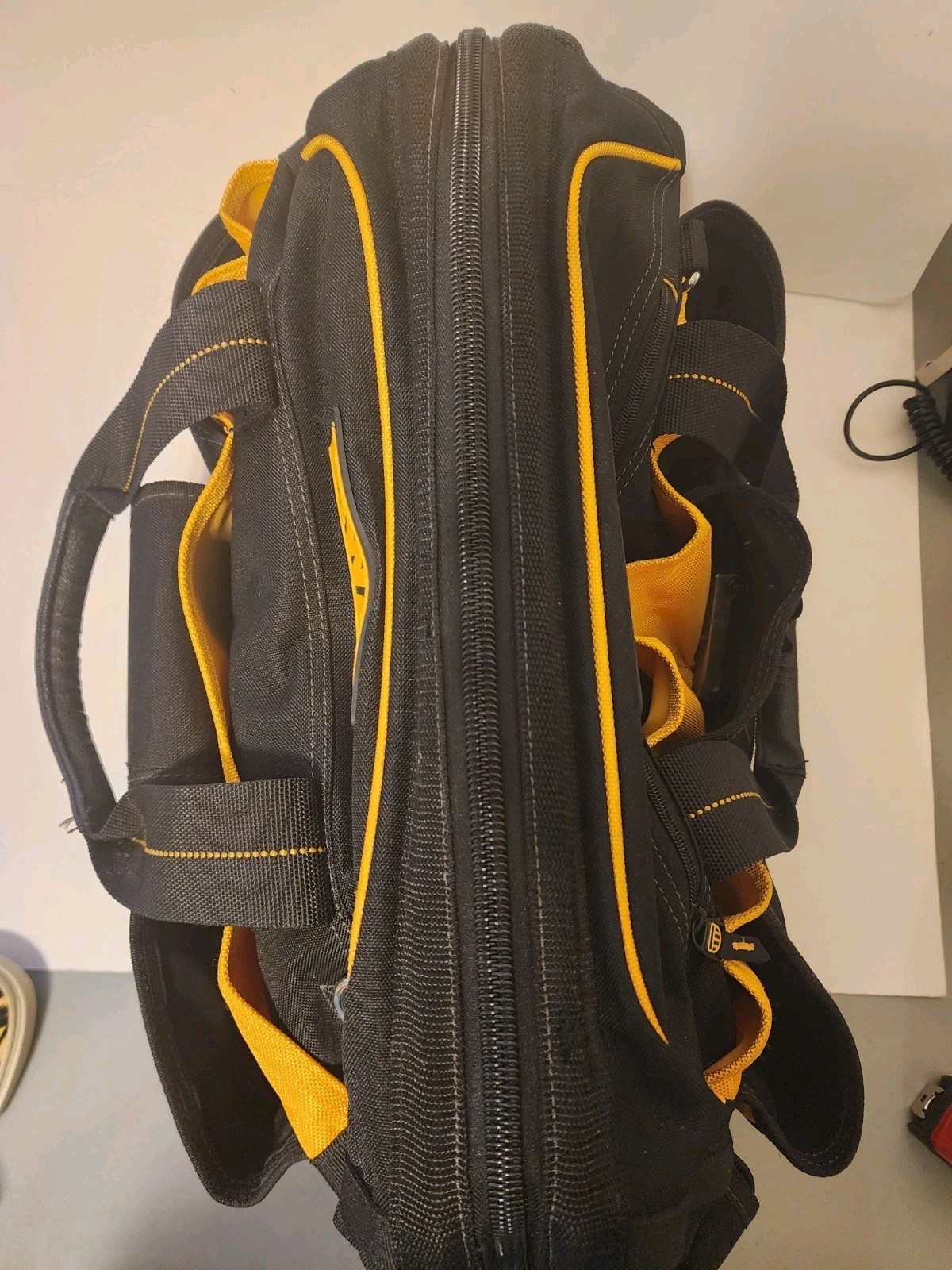 EUC DeWalt DG5528 18″ Closed Top Tool Bag Ballistic Poly Heavy Duty 33 Pockets