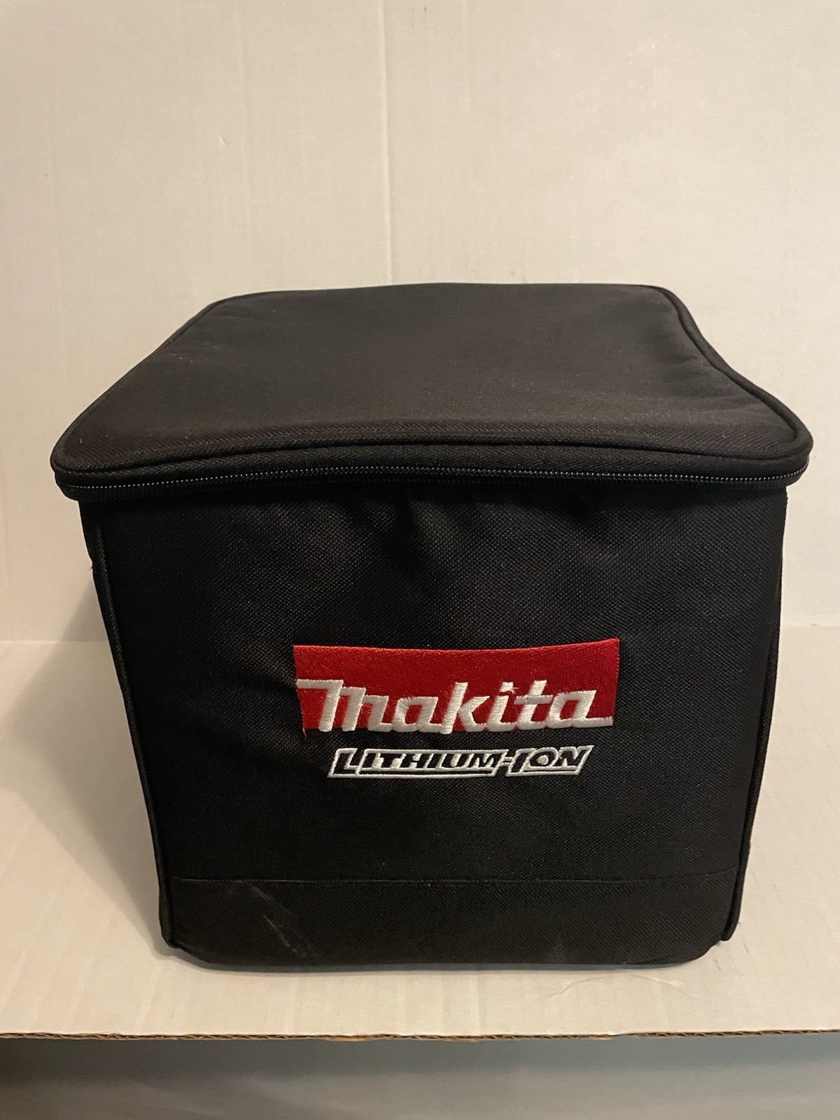 Makita 10″ Square Lithium-Ion Storage/Carry bag with Shoulder Strap & Dividers