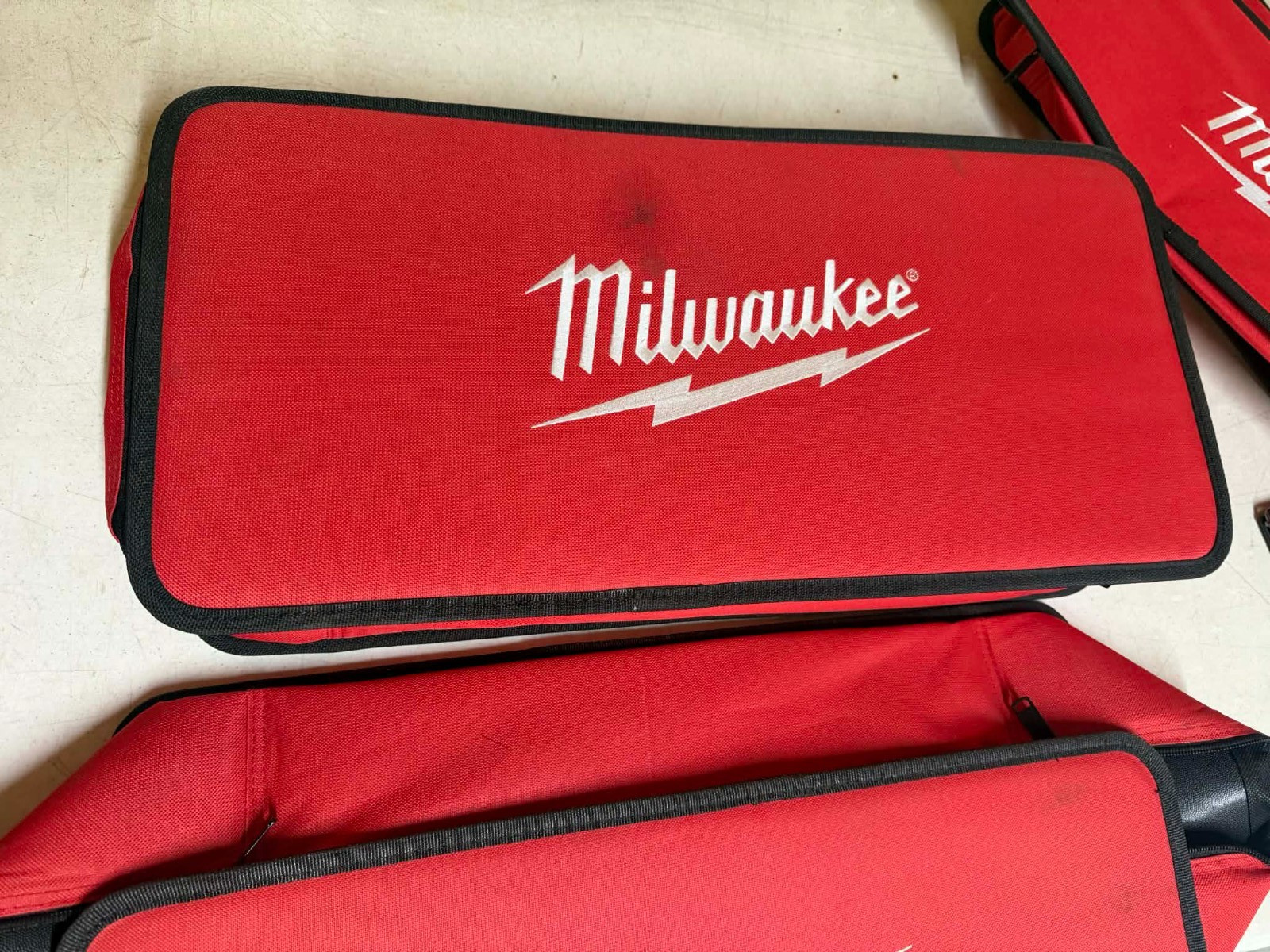 New Milwaukee 22″ Heavy Duty Contractors Tool Bag 22″ x 10″ x 4″