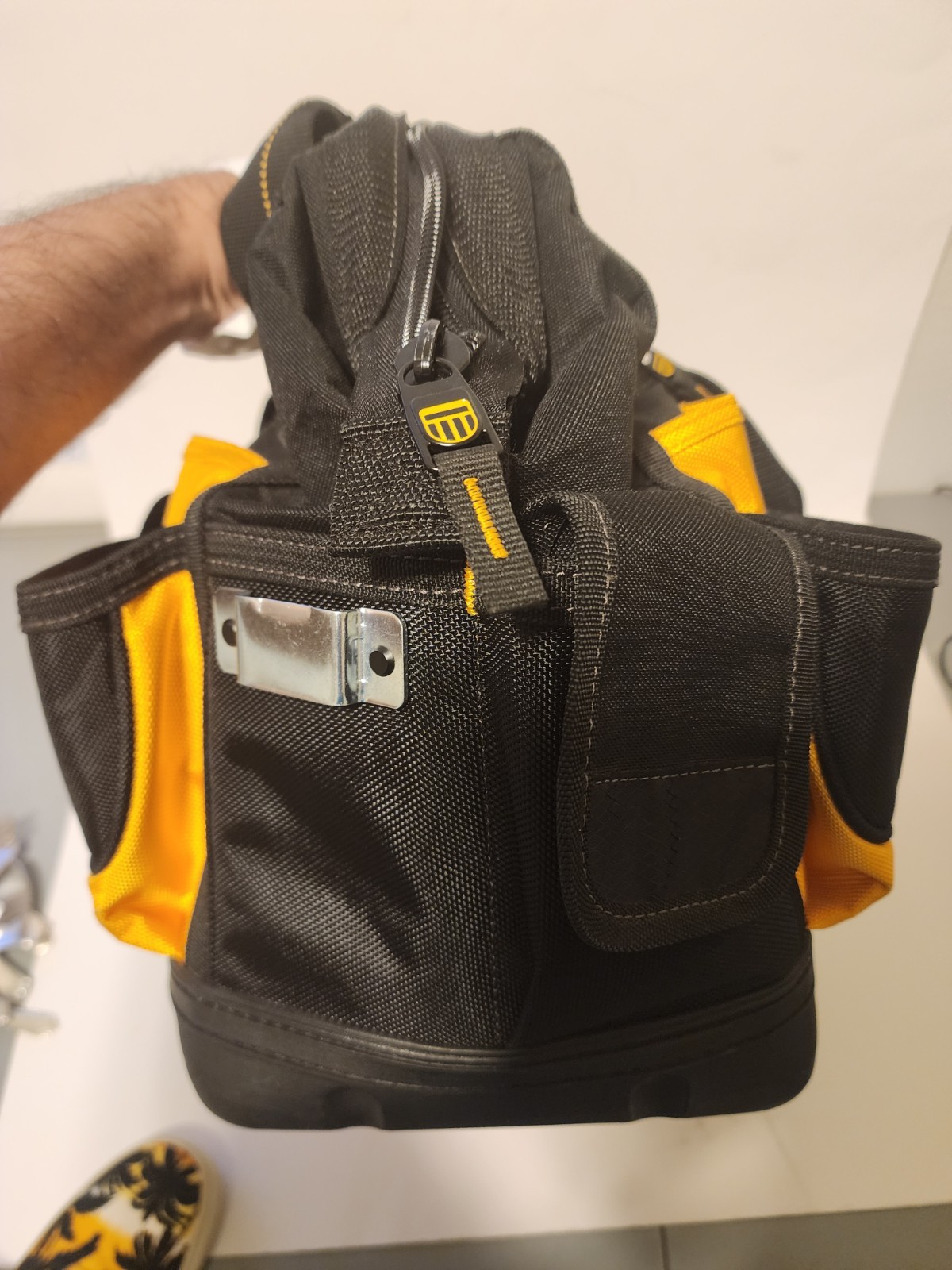 EUC DeWalt DG5528 18″ Closed Top Tool Bag Ballistic Poly Heavy Duty 33 Pockets