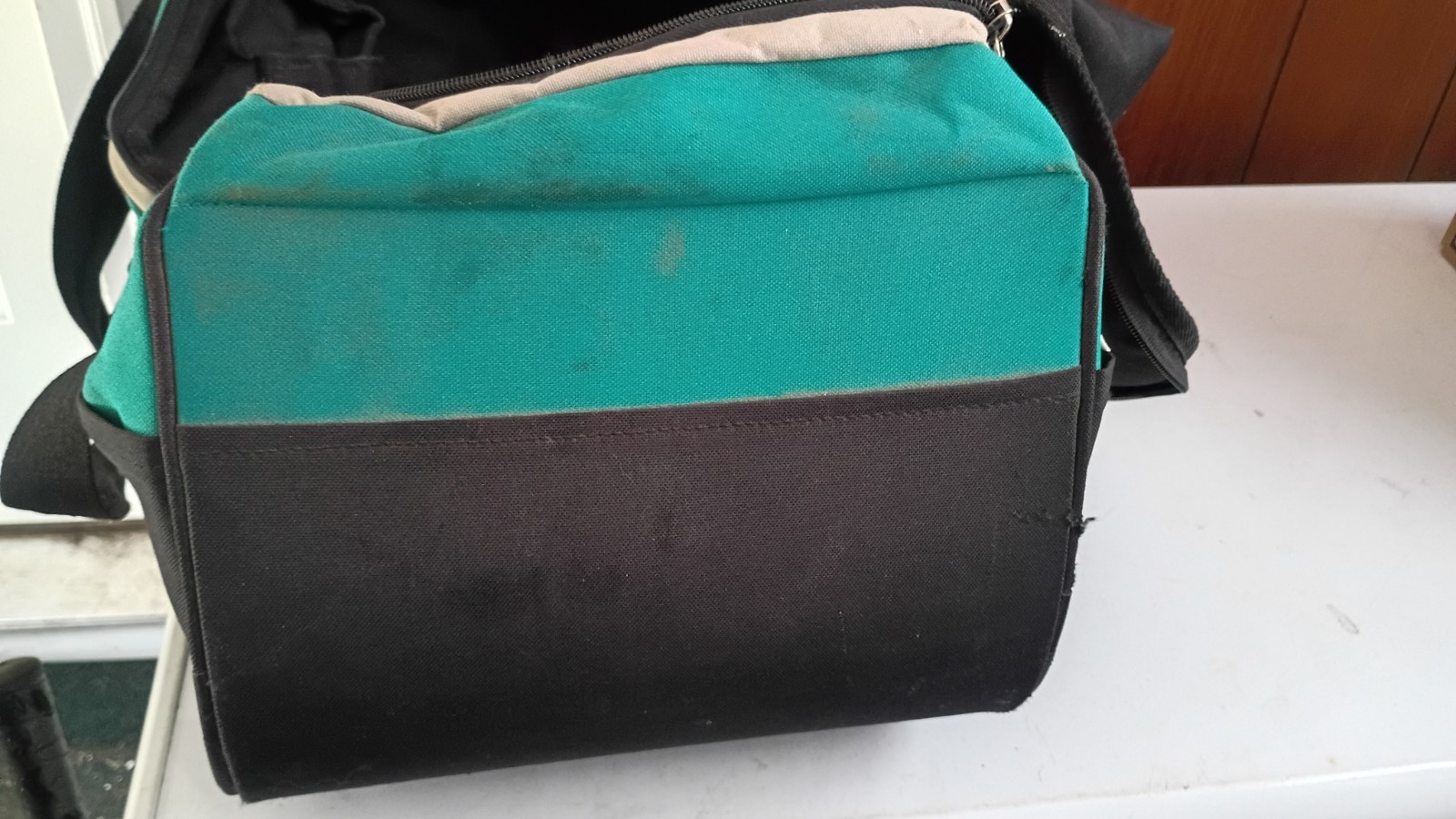 Makita 831284-7 23″ Contractor Tool Bag see pics for condition used cond