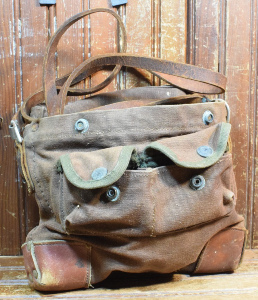 TANNED LEATHER HOULDER STRAP NAIL POUCH 3 COMPARTMENT RUSTED BRASS SNAP FLAPS